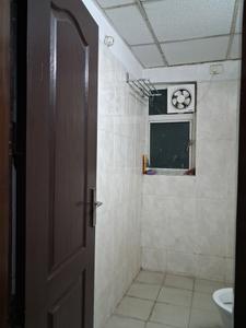 Common Bathroom Image of 1850 Sq.ft 3 BHK Apartment / Flat for rent in Amrapali Silicon City, Sector 76 Noida for Rs. 65000