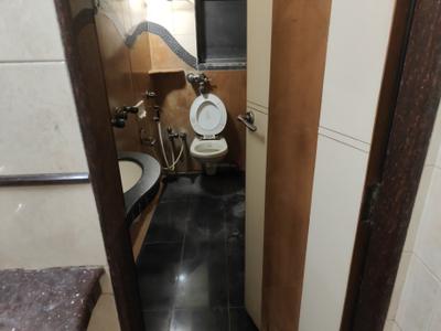 Bathroom Image of 650 Sq.ft 1 BHK Apartment / Flat for rent in Prathamesh Apartments, Prabhadevi Mumbai for Rs. 75000