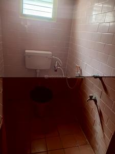 Bathroom Image of 1000 Sq.ft 3 BHK Independent House for rent in Sriram Nagar, Selaiyur Chennai for Rs. 20000