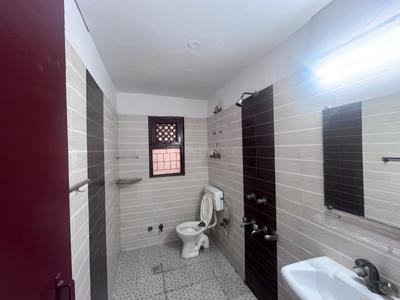 Bathroom Image of 1300 Sq.ft 3 BHK Apartment / Flat for rent in Bhagyawan Apartments, Mayur Vihar Phase 1 New Delhi for Rs. 50000