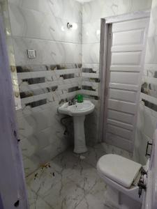 Bathroom Image of 1000 Sq.ft 2 BHK Apartment / Flat for rent in Jai Lakshmi Apartment, Patparganj New Delhi for Rs. 30000