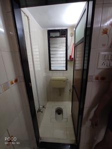 Bathroom Image of 750 Sq.ft 2 BHK Apartment / Flat for sale in Chembur Mumbai for Rs. 15000000