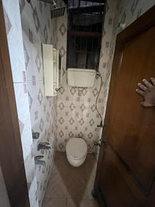 Bathroom Image of 1000 Sq.ft 2 BHK Builder Floor for rent in RWA Lajpat Nagar 4 Colonies, Lajpat Nagar New Delhi for Rs. 40000