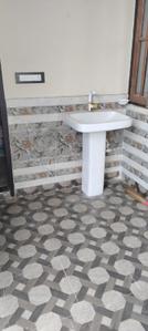 Bathroom Image of 900 Sq.ft 3 BHK Independent House for rent in Bijnor Lucknow for Rs. 15000