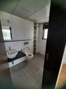 Bathroom Image of 1350 Sq.ft 3 BHK Apartment / Flat for rent in Kolte Patil 24K Sereno, Baner Pune for Rs. 63000