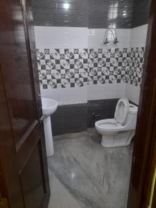 Bathroom Image of 900 Sq.ft 2 BHK Builder Floor for rent in Preet Vihar New Delhi for Rs. 25000