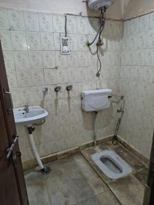 Bathroom Image of 600 Sq.ft 1 RK Apartment / Flat for sale in Hauz Khas New Delhi for Rs. 3600000