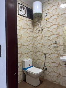 Bathroom Image of 550 Sq.ft 1 BHK Builder Floor for rent in Vikaspuri New Delhi for Rs. 18000