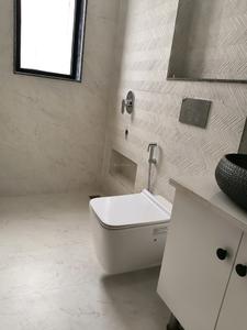 Common Bathroom Image of 2900 Sq.ft 3 BHK Apartment / Flat for rent in Emaar The Palm Springs, DLF Phase 5 Gurgaon for Rs. 175000