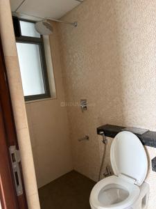 Bathroom Image of 650 Sq.ft 1.5 BHK Apartment / Flat for rent in Kalpataru Elitus, Mulund West Mumbai for Rs. 52000