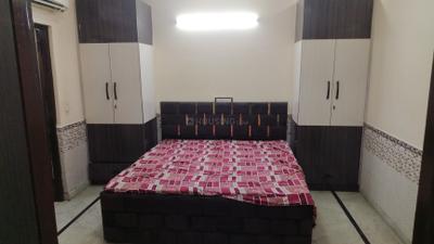 Bedroom Image of 900 Sq.ft 2 BHK Builder Floor for rent in Rajouri Garden New Delhi for Rs. 32000