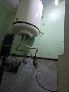 Bathroom Image of 650 Sq.ft 1 BHK Builder Floor for rent in Tilak Nagar New Delhi for Rs. 15000