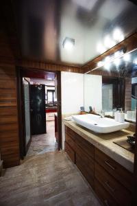 Bathroom Image of 4725 Sq.ft 4 BHK Independent House for sale in Satellite Ahmedabad for Rs. 131300000