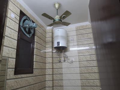 Bathroom Image of 600 Sq.ft 1 RK Builder Floor for rent in Vikaspuri New Delhi for Rs. 16000