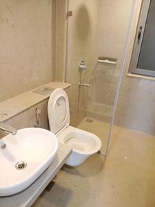 Common Bathroom Image of 1800 Sq.ft 3 BHK Apartment / Flat for rent in Piramal Mahalaxmi Central Tower 2, Worli Mumbai for Rs. 325000