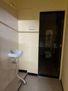 Bathroom Image of 650 Sq.ft 1 BHK Independent House for rent in Hatte Nagar Latur for Rs. 11000