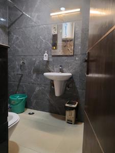 Common Bathroom Image of 1500 Sq.ft 3 BHK Builder Floor for rent in Freedom Fighters Enclave New Delhi for Rs. 53000