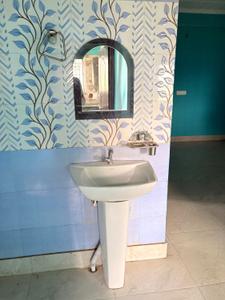 Bathroom Image of 1600 Sq.ft 2 BHK Apartment / Flat for rent in Madhopura Purnea for Rs. 9000