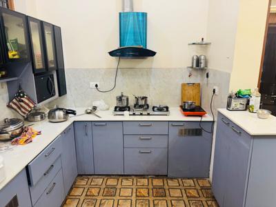 Kitchen Image of 2500 Sq.ft 3 BHK Builder Floor for rent in Gomti Nagar Lucknow for Rs. 60000