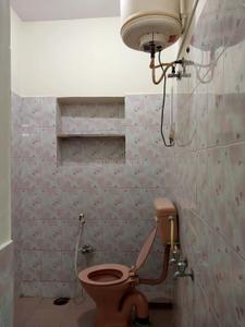 Bathroom Image of 800 Sq.ft 1 BHK Builder Floor for rent in Teachers Colony Bengaluru for Rs. 18000