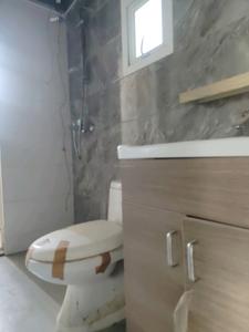 Common Bathroom One Image of 1185 Sq.ft 2.5 BHK Apartment / Flat for sale in Smartworld Orchard, Sector 61 Gurgaon for Rs. 18900000