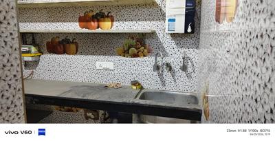 Kitchen Image of 1018 Sq.ft 2 BHK Apartment / Flat for rent in  RWA Dilshad Colony Block E Markets WA, Dilshad Garden New Delhi for Rs. 18000