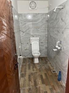 Bathroom Image of 850 Sq.ft 2 BHK Apartment / Flat for rent in Hamidganj Daltonganj for Rs. 8000