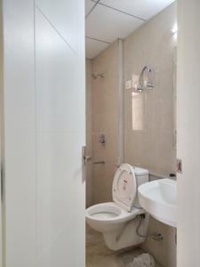 Common Bathroom Image of 1404 Sq.ft 3 BHK Apartment / Flat for sale in Eldeco The Greens, Sector 150 Noida for Rs. 16000000