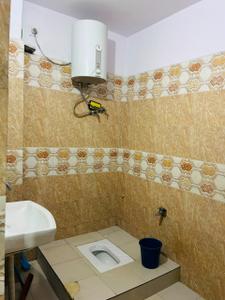 Bathroom Image of 900 Sq.ft 3 BHK Independent House for sale in Himalaya Defence Mega City, Deri Skaner Greater Noida for Rs. 4000000