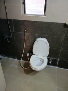Common Bathroom Image of 1220 Sq.ft 2 BHK Apartment / Flat for sale in Maker Tower, Cuffe Parade Mumbai for Rs. 110000000