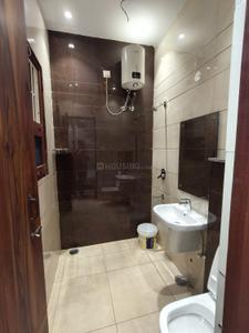 Bathroom Image of 1000 Sq.ft 2 BHK Apartment / Flat for rent in Kharar Mohali for Rs. 25000