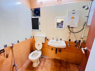 Bathroom Image of 1070 Sq.ft 2 BHK Apartment / Flat for rent in Kumar Primavera B6, Wadgaon Sheri Pune for Rs. 40000