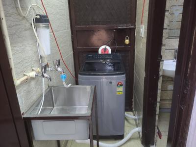 Bathroom Image of 600 Sq.ft 1 RK Builder Floor for rent in Vikaspuri New Delhi for Rs. 16000
