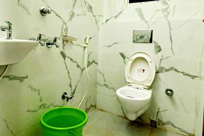 Bathroom Image of 300 Sq.ft 1 RK Apartment / Flat for rent in Keshtopur Kolkata for Rs. 16000