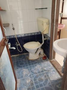 Bathroom Image of 700 Sq.ft 1 BHK Apartment / Flat for rent in Cumballa Hill Mumbai for Rs. 125000