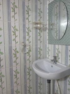 Bathroom Image of 800 Sq.ft 1 BHK Builder Floor for rent in Smruti Nagar Nagpur for Rs. 10000