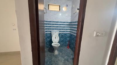 Bathroom Image of 900 Sq.ft 1 BHK Apartment / Flat for rent in Banjara Hills Hyderabad for Rs. 15000