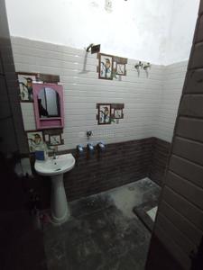 Bathroom Image of 2000 Sq.ft 3 BHK Independent House for rent in Ganga Nagar Meerut for Rs. 20000