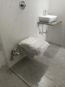 Common Bathroom Image of 1300 Sq.ft 3 BHK Apartment / Flat for sale in 38 Park Majestique, Undri Pune for Rs. 7400000