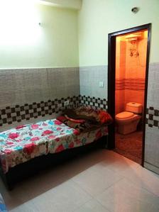 Bedroom Image of 3 star pg in Shakarpur Khas, New Delhi