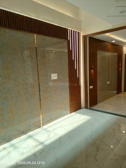 Maharaja Tukoji Rao Holker Cloth Market Balcony 1