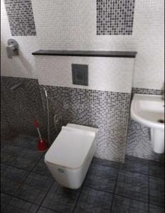 Bathroom Image of 925 Sq.ft 2 BHK Apartment / Flat for rent in Skyline Petal, Pottammal Kozhikode for Rs. 35000