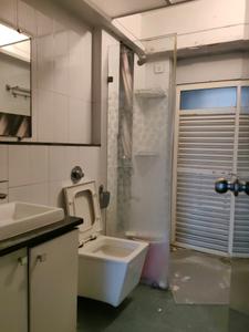 Common Bathroom Image of 1000 Sq.ft 2 BHK Apartment / Flat for sale in Rosa Bella, Hiranandani Estate Thane for Rs. 14000000