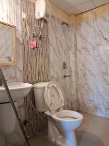 Common Bathroom Image of 1035 Sq.ft 2 BHK Apartment / Flat for rent in Amrapali Silicon City, Sector 76 Noida for Rs. 35000