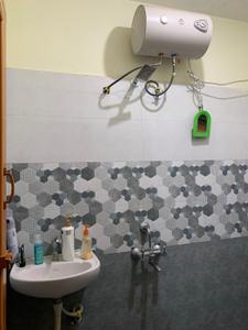 Bathroom Image of 950 Sq.ft 2 BHK Builder Floor for rent in Electronic City Bengaluru for Rs. 18000