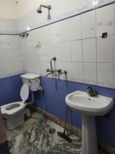 Bathroom Image of 900 Sq.ft 2 BHK Apartment / Flat for rent in Vaishali Ghaziabad for Rs. 22000