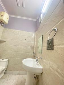 Bathroom Image of 2500 Sq.ft 2 BHK Builder Floor for rent in Jhajra Dehradun for Rs. 15000
