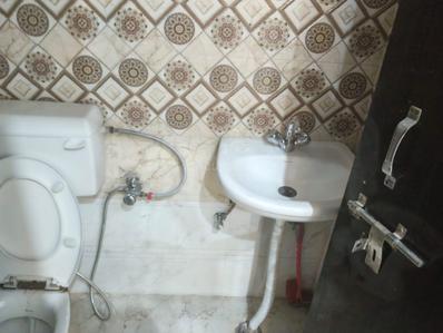 Bathroom Image of 1250 Sq.ft 2 BHK Independent House for rent in Garg Enclave Extension, Indira Nagar Lucknow for Rs. 15000