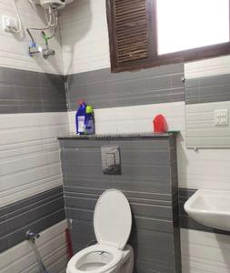 Bathroom Image of 650 Sq.ft 1 BHK Builder Floor for rent in Patel Nagar New Delhi for Rs. 19000
