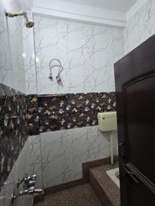 Bathroom Image of 550 Sq.ft 1 BHK Apartment / Flat for rent in Trivani Apartment, Jhilmil Colony New Delhi for Rs. 15000